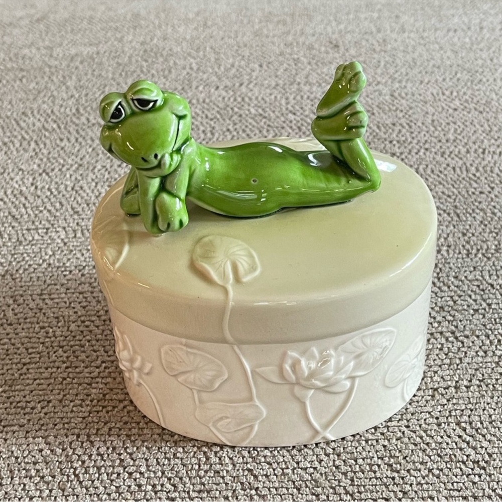 Norcrest Vintage Anthropomorphic Recumbent Frog Ceramic Oval Trinket Box
